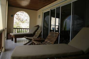 هتل The Palms Oceanfront Suites