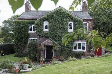 پانسیون Ash Farm Country House