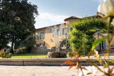 پانسیون Chateau Les Crostes