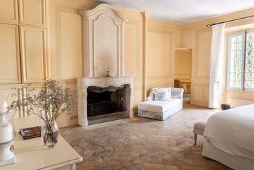 پانسیون Chateau Les Crostes