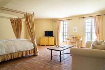 پانسیون Chateau Les Crostes