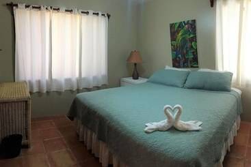 استراحتگاه Tradewinds Paradise Villas