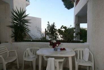 St George Studios & Apartments