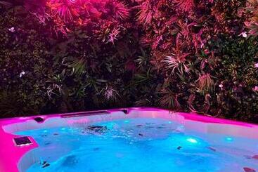 تختخواب و صبحانه Love Room Suite Dirty Diana