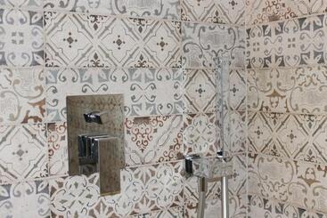تختخواب و صبحانه Room 369