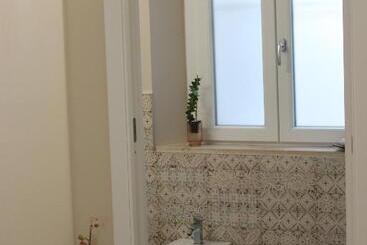 تختخواب و صبحانه Room 369