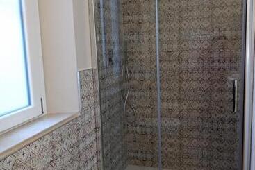 تختخواب و صبحانه Room 369