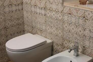 تختخواب و صبحانه Room 369
