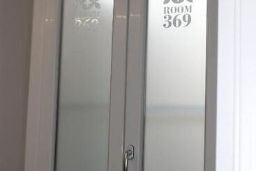 تختخواب و صبحانه Room 369