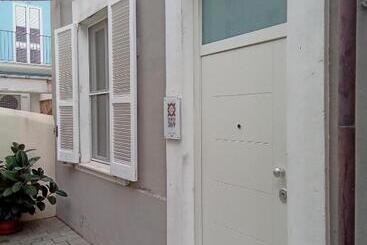 تختخواب و صبحانه Room 369