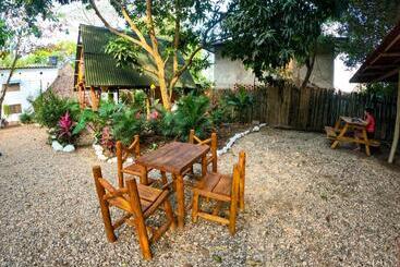 پانسیون Los Almendros Palomino Hostel