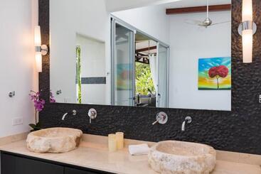 استراحتگاه Villa Ananda