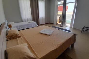 تختخواب و صبحانه Praia Guest House