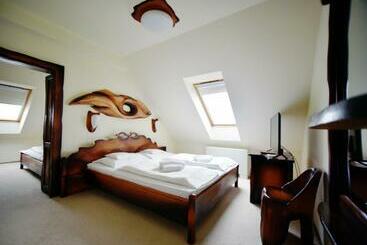 هتل Camelot Club