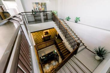 هتل Madonna Hometel And Suites