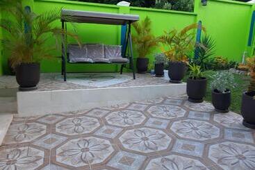 هاستل Pesheres Inn & Spa