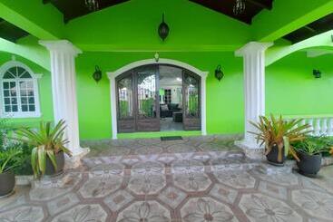 هاستل Pesheres Inn & Spa