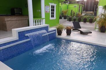 هاستل Pesheres Inn & Spa