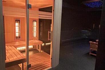 تختخواب و صبحانه Safari House   Wisła