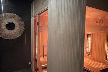 تختخواب و صبحانه Safari House   Wisła