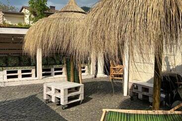 تختخواب و صبحانه Safari House   Wisła