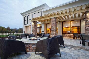 هتل The Greensboro Inn At The Airport