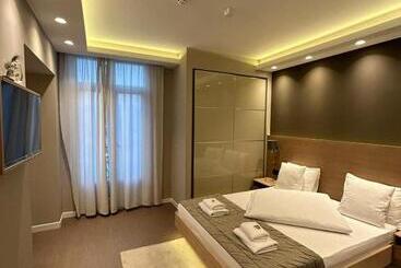 هتل Emilia Lux Rooms