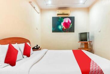 هتل Oyo Flagship 80564 The Central Guest House
