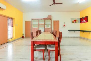 هتل Oyo Flagship 80564 The Central Guest House