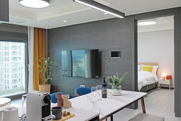 Y Collection By Uh Flat Osiria