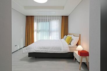 Y Collection By Uh Flat Osiria