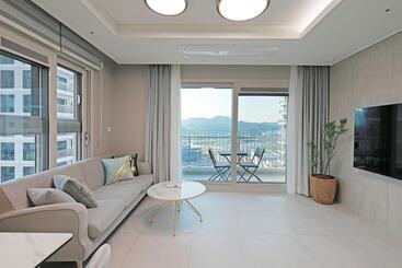 Y Collection By Uh Flat Osiria