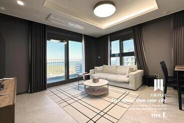 Y Collection By Uh Flat Osiria