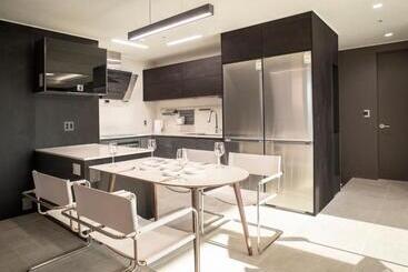Y Collection By Uh Flat Osiria