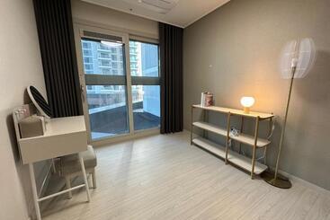 Y Collection By Uh Flat Osiria