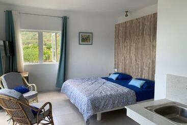 تختخواب و صبحانه Cosy Corner