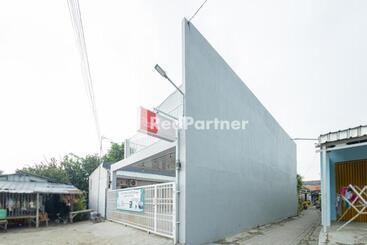 هتل Atiq Homestay Syariah Mitra Reddoorz