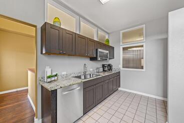 هتل Modern Condo Inside The Historic St Regis