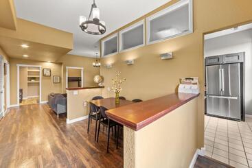 هتل Modern Condo Inside The Historic St Regis