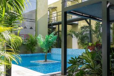 هتل Oasis Tropical