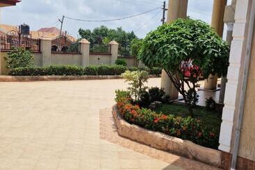 پانسیون Okf Obouba Apartment