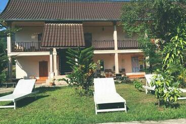 هاستل Mani Riverside Garden House
