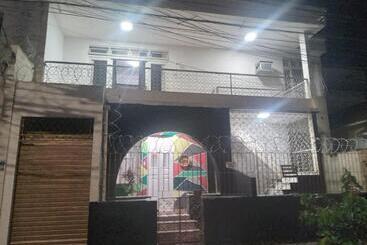 تختخواب و صبحانه Hostel Leonardo