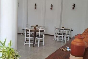 酒店 Dhammika Beach Palace