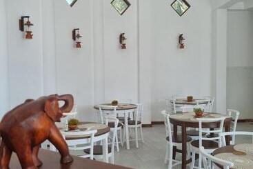 酒店 Dhammika Beach Palace