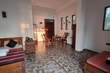 酒店 Dhammika Beach Palace