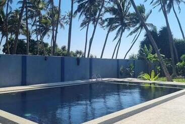 酒店 Dhammika Beach Palace