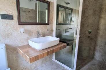 酒店 Dhammika Beach Palace