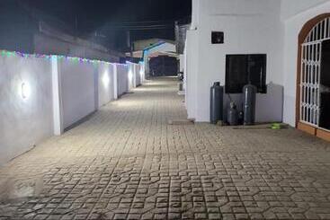 هتل Eko Akete Guest House