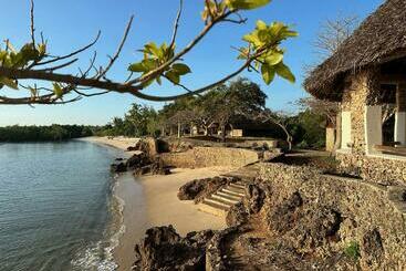 هتل Mwazaro Beach Lodge
